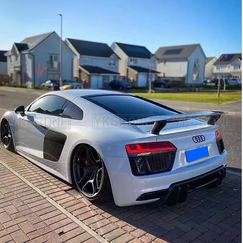 Для нового R8 из настоящего углеродного волокна спойлеры на заднее крыло