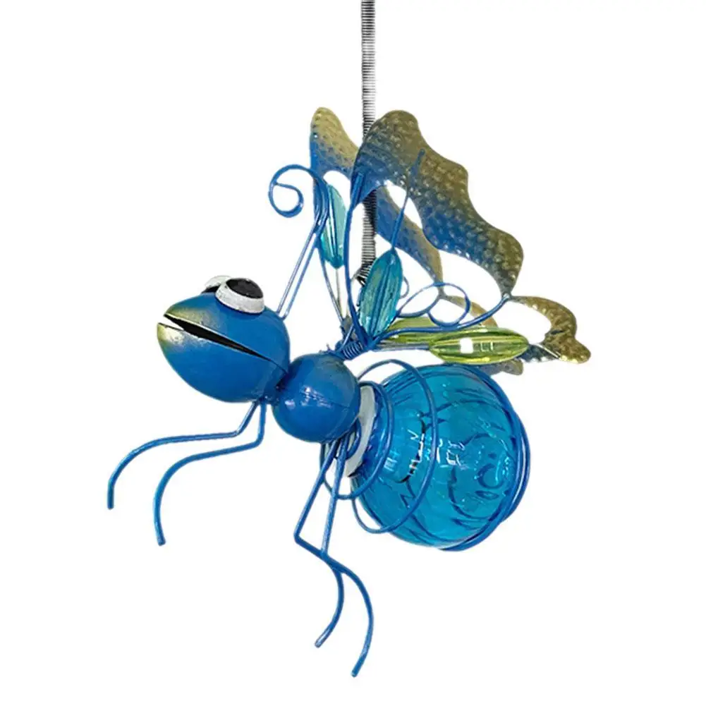 Железная статуя насекомых на солнечной панели искусственные элементы