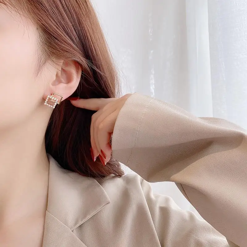 

2022 New Fashion Rhinestone Pearl Overlap Square Earrings for Woman Golden Square Stud Earrings Wedding Jewelry Wholesale Gift