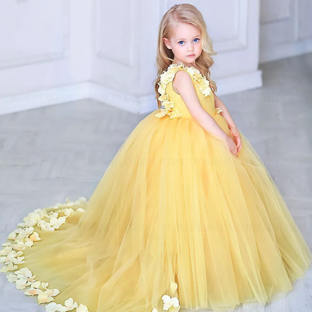 

Yellow Flower Girls Dresses 2023 V-Neck Flower Cute Kids Wedding Party Dress Sweep Train Sleeveless A-Line Girl Princess Gowns