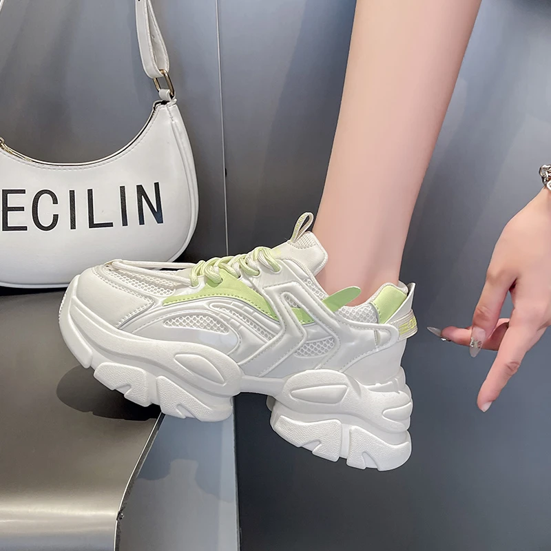 

Женские кроссовки на толстой подошве, со шнуровкой