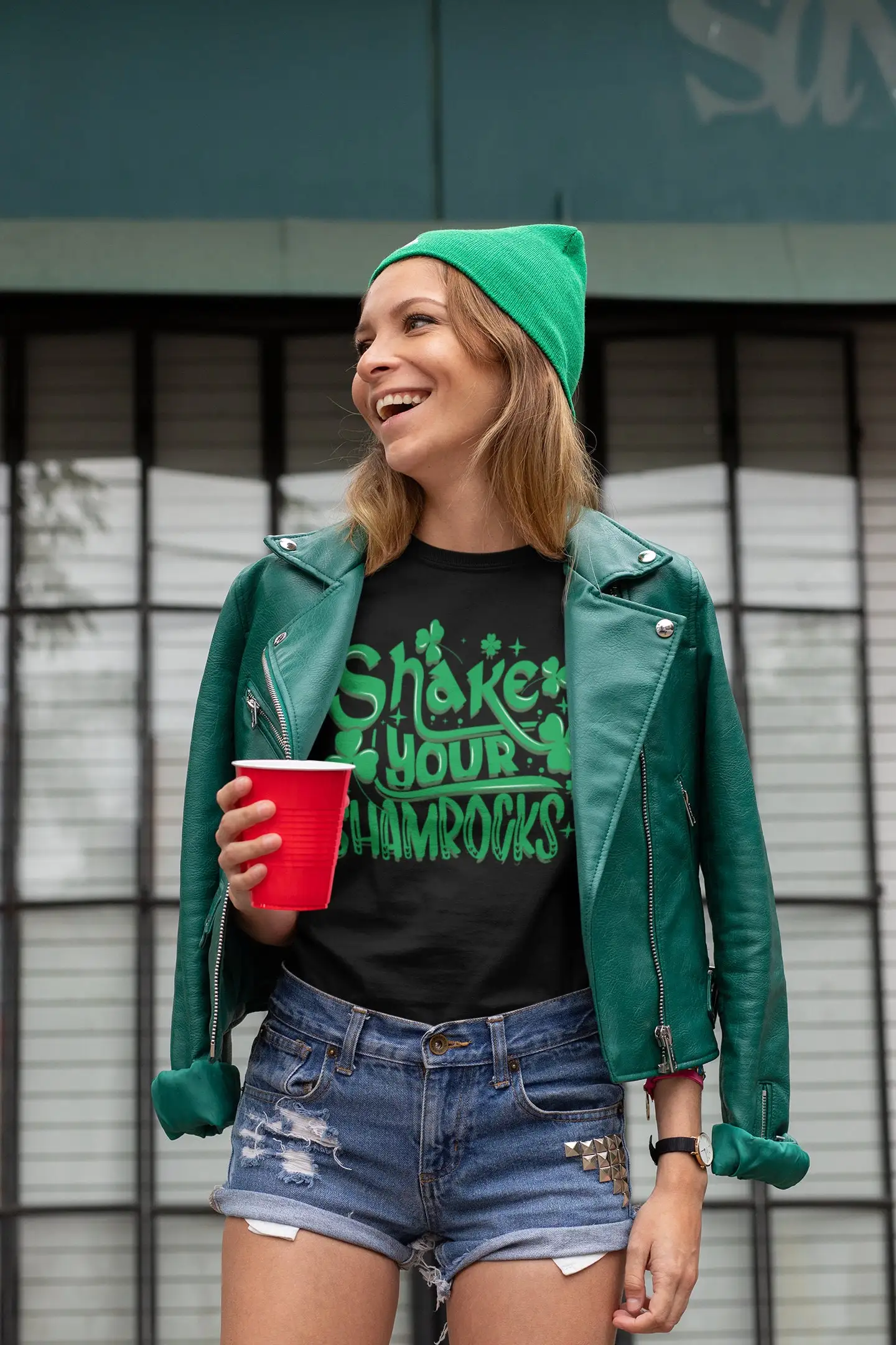 Футболка с надписью Shake your Shamrocks женская футболка изображением четырехлистного