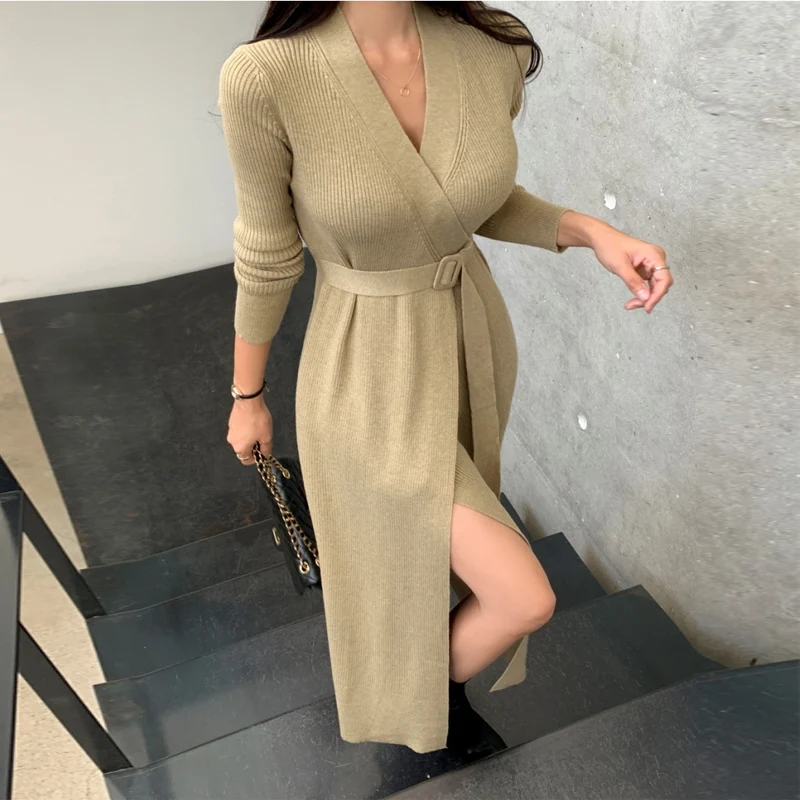 

Женское трикотажное платье-свитер с поясом, V-образным вырезом и длинным рукавом