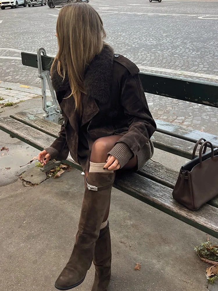 Замшевая короткая куртка с воротником из искусственного меха