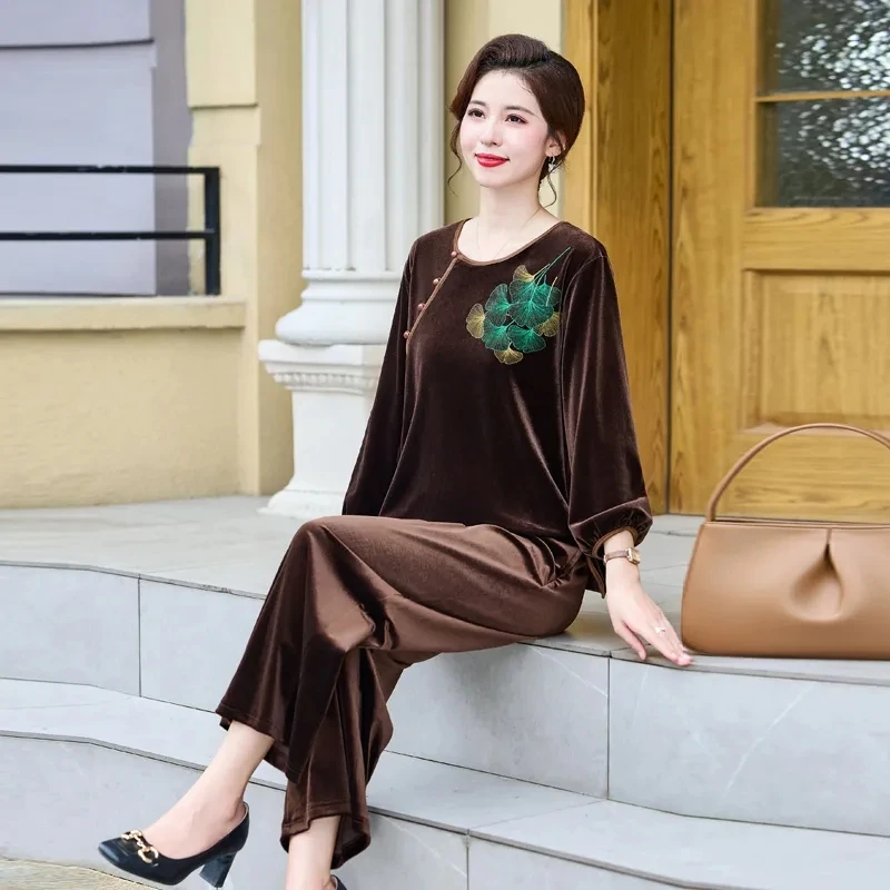 Женский бархатный костюм