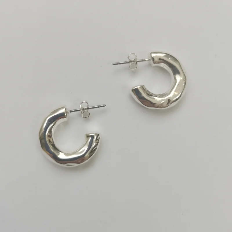 

Trendy Jewelry Bright Silver Textured C Small Earrings