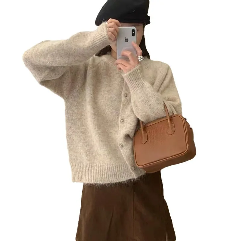 Уютный трикотажный кардиган с круглым вырезом и пуговицами свитер женская