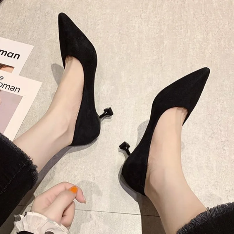 Женские офисные туфли на каблуке элегантные белые с острым носком черного и