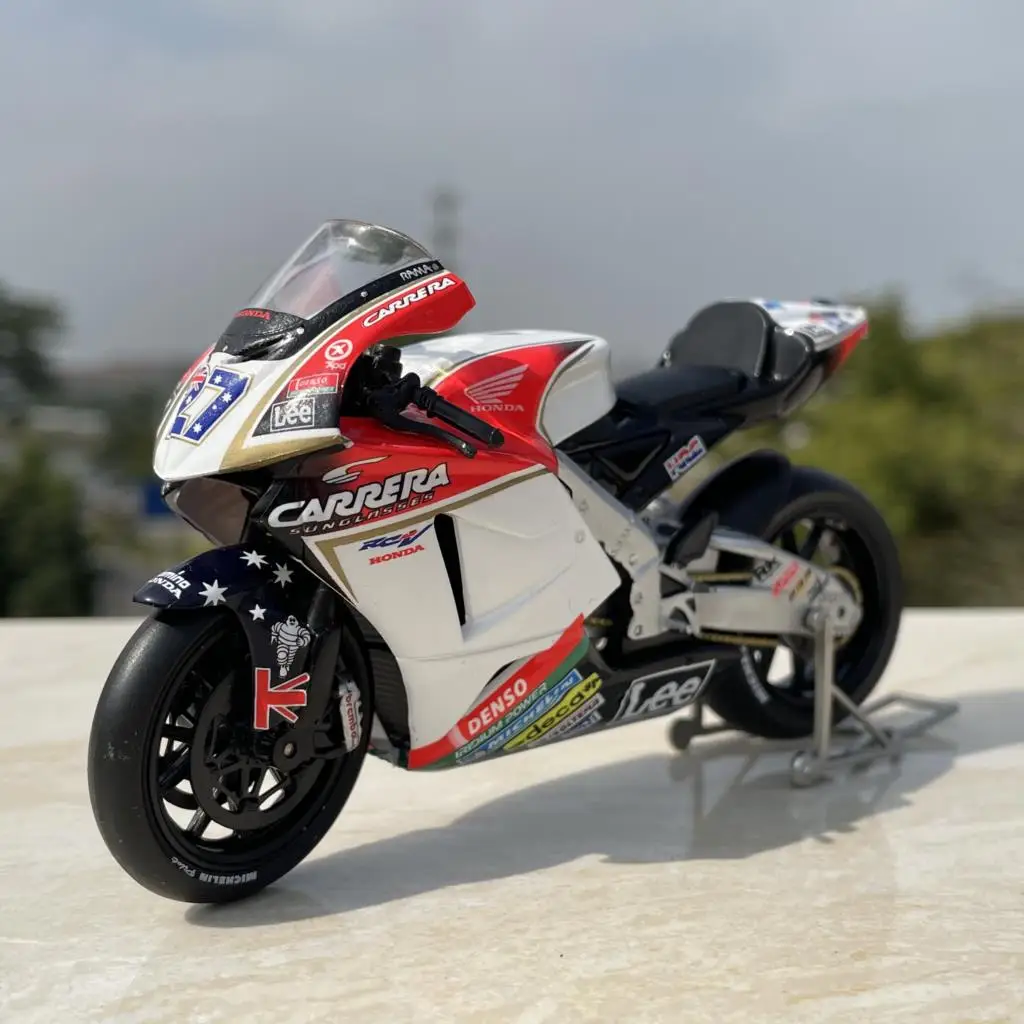 

Коллекция моделей гоночных автомобилей Honda RC211 Moto GP № 27 Stoner 1/18