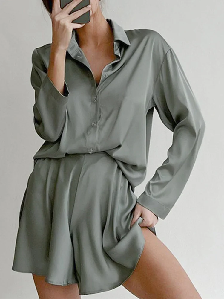 

Женский элегантный костюм из двух предметов, зеленая блузка с длинным рукавом и шорты с высокой талией