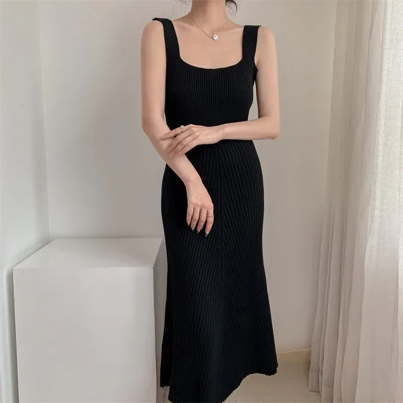 Женское трикотажное платье-майка средней длины облегающее платье без рукавов с