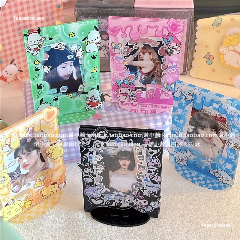 

Kawaii Melody Kuromi Photo Frame Stand Polaroid Chasing Star Idol Photocard Decoration Acrylic Desk Accessories Stationery