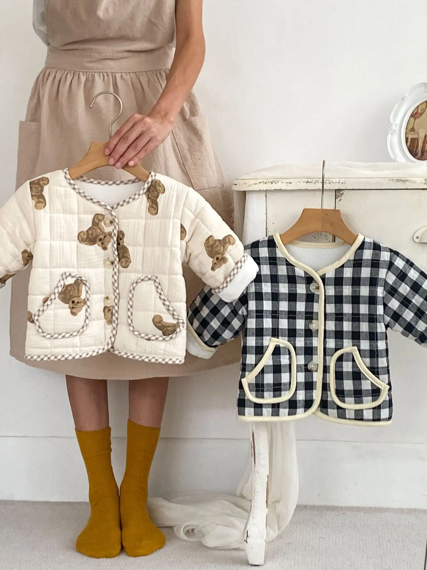 

Корейское детское хлопковое пальто, Флисовая теплая куртка, новинка 2023, зимнее пальто с хлопковой подкладкой и мультяшным медведем для мальчиков и девочек, утепленные парки с цветочным рисунком