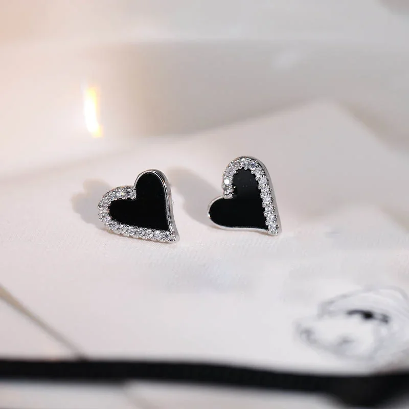 Серьги-гвоздики с блестящим цирконием и черным сердечком