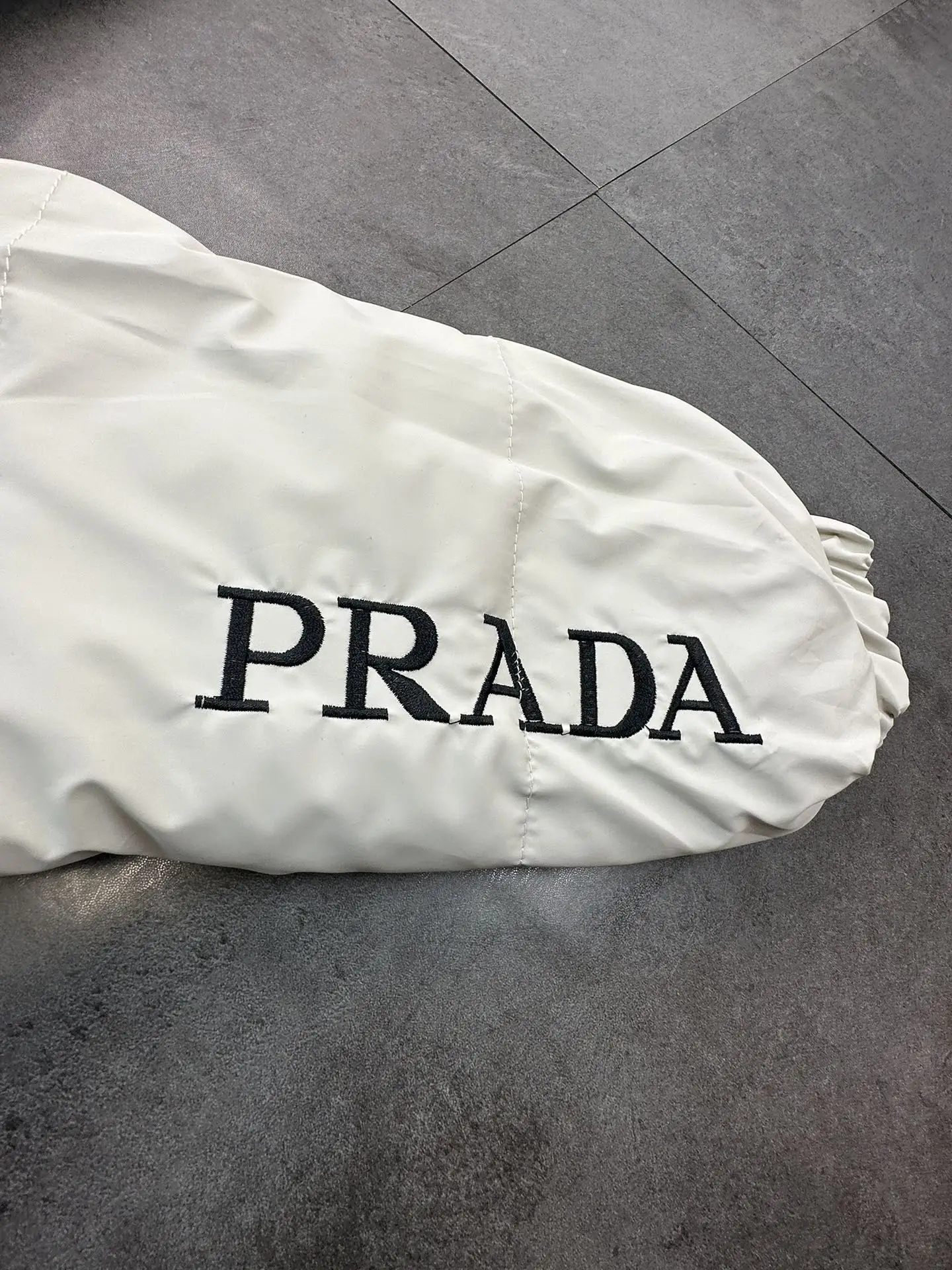 Пуховик PRADA высокое качество Мягкий и удобный Износостойкий Тонкая посадка Мода