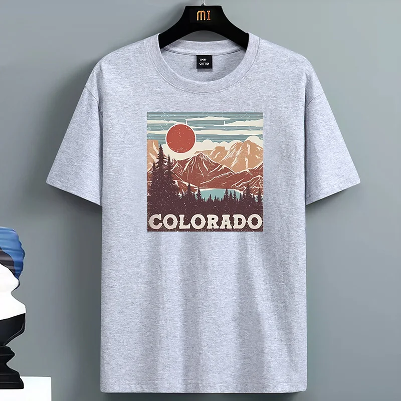 Фото Белая футболка с коротким рукавом и рисунком Colorado Mountain Sunset, с ретро-пейзажем и изображением красного солнца №3