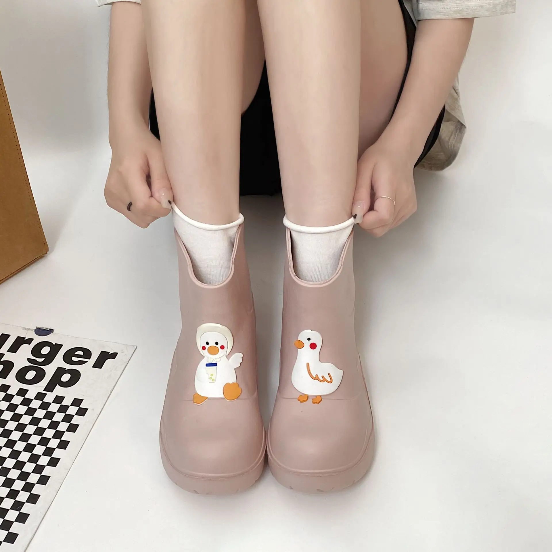 

Милые и модные резиновые сапоги, Новинка лета 2022, легкие Нескользящие резиновые сапоги на толстой подошве для женщин