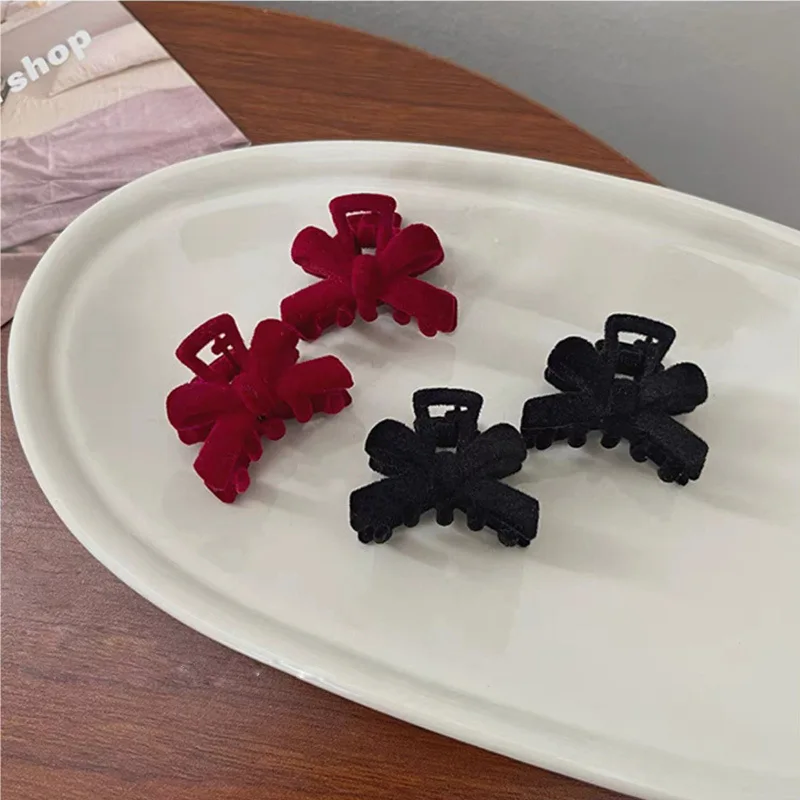 

4 Pcs/Lot New Small Cute Velvet Bow Hair Claws For Girls Black Red Bowknot Hair Clip Hairpin Barrettes Women Accessories