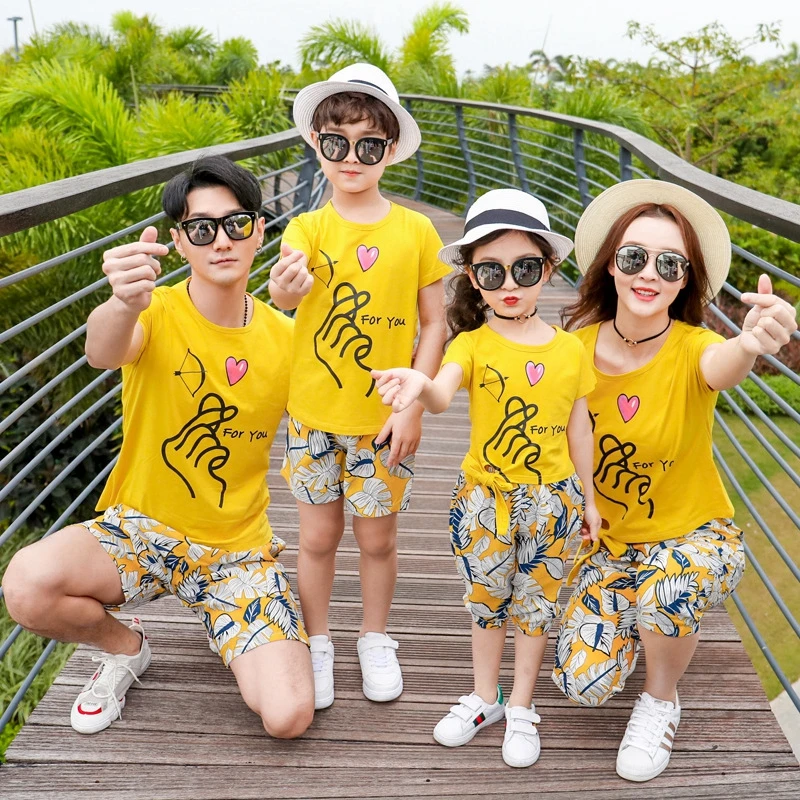 

2021 Summer Family Matching Outfits Holiday Causal Travelling Mother/Father/Kid Sets T shirt+Shorts Couples Matching Clothing