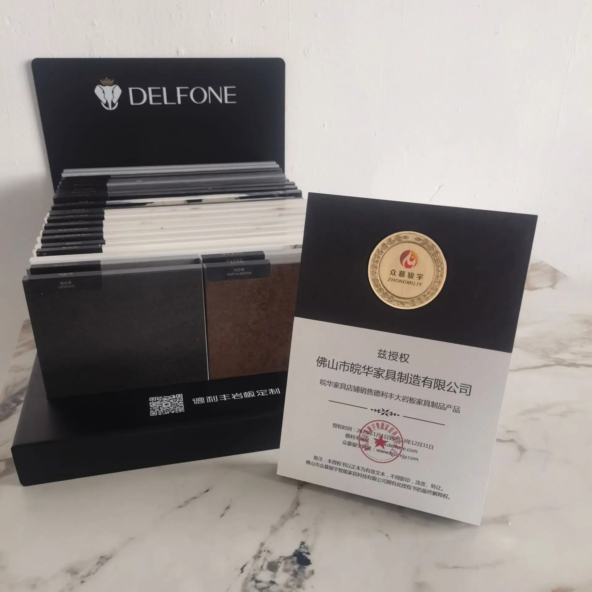 Круглый обеденный стол Delifeng черная тарелка маленькая красная книга современный