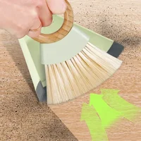 Щетка и совок для уборки