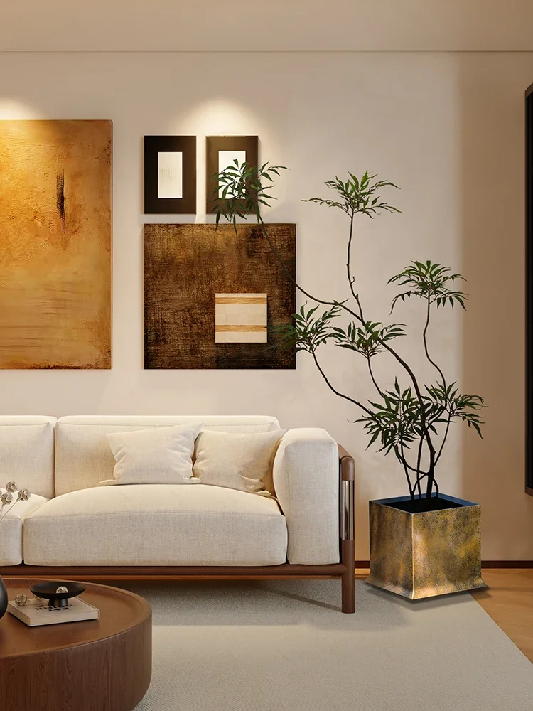 Искусственное зеленое растение для украшения гостиной удивленное тихим ветром