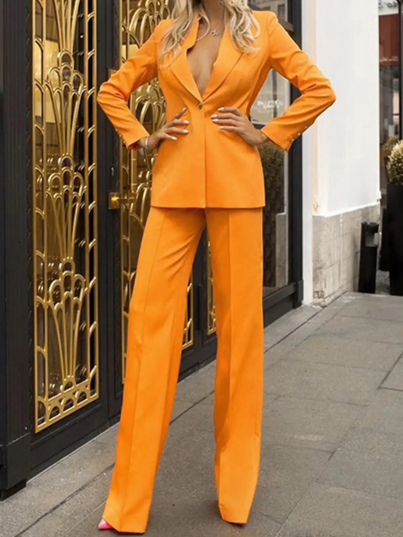 Осенний женский деловой пиджак с длинными рукавами стильный однотонный прямыми