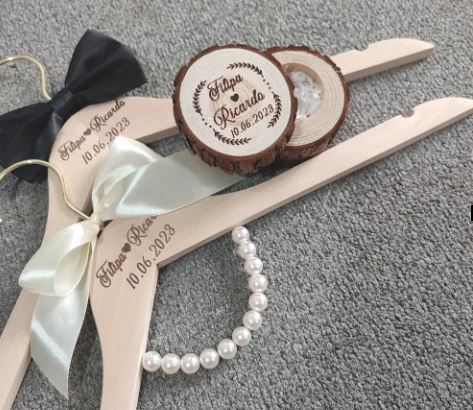 

Персонализированная деревянная вешалка для свадебного платья