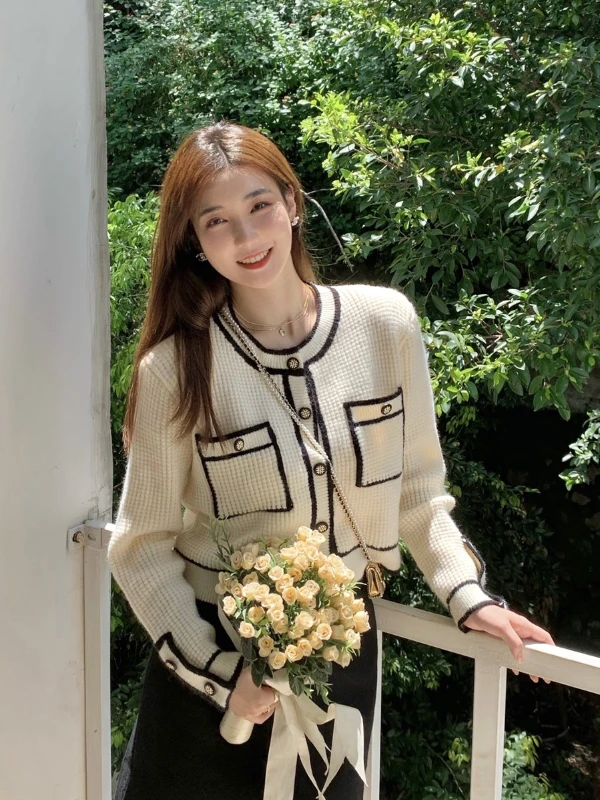 

Women's coat black and white spring and autumn temperament women's knitting contrast small fragrance coat women's coat women's