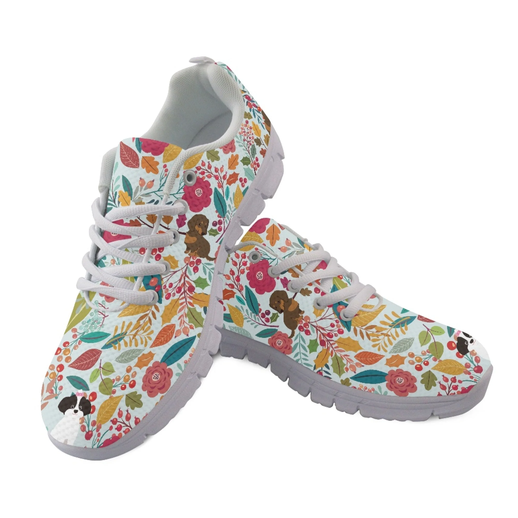 

Женские кроссовки на шнуровке с цветочным узором и принтом собак