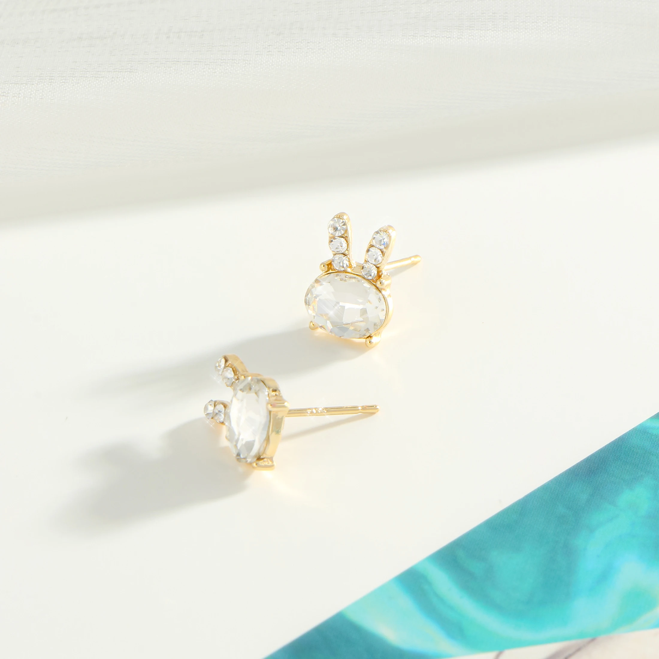 Женские серьги-гвоздики в форме кролика