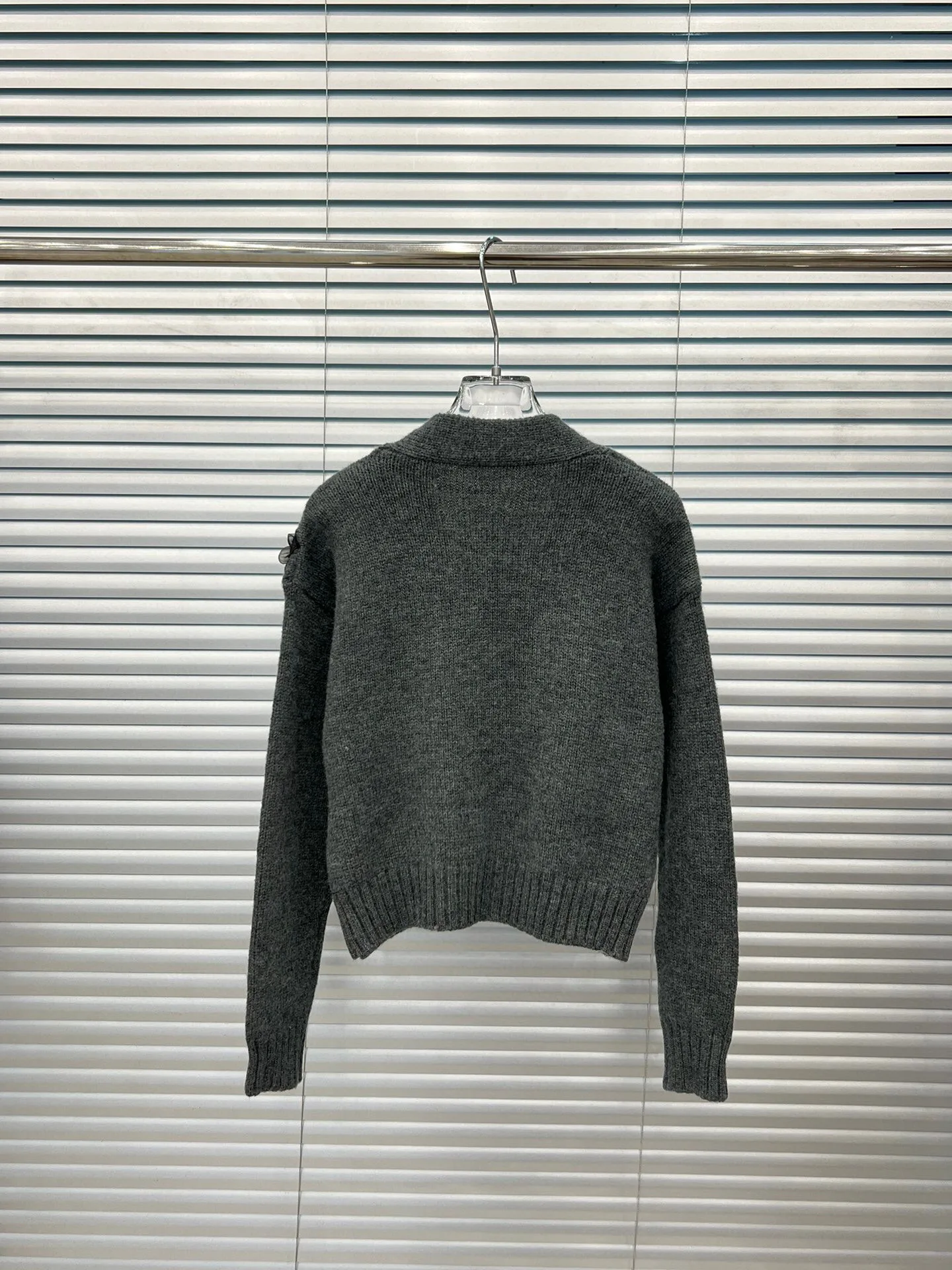 Женский трикотажный кашемировый кардиган подиумный темно-серый короткий свитер