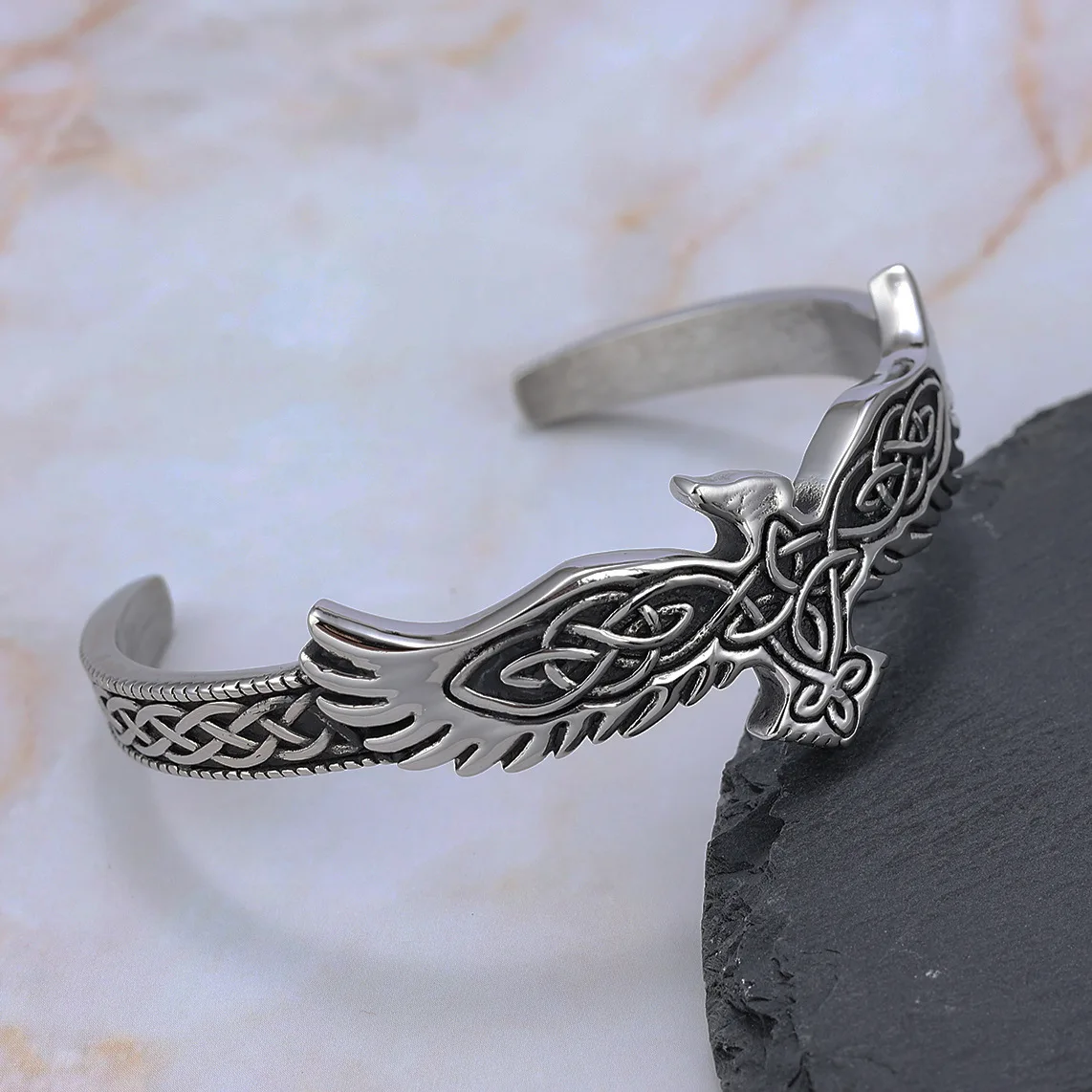 

Vintage Animal Series Stainless Steel C-shaped Eagle Bracelet