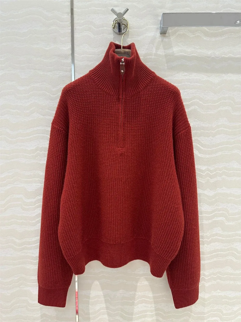 Свитер-пуловер с лацканами на молнии + прямые широкие брюки высокой талией