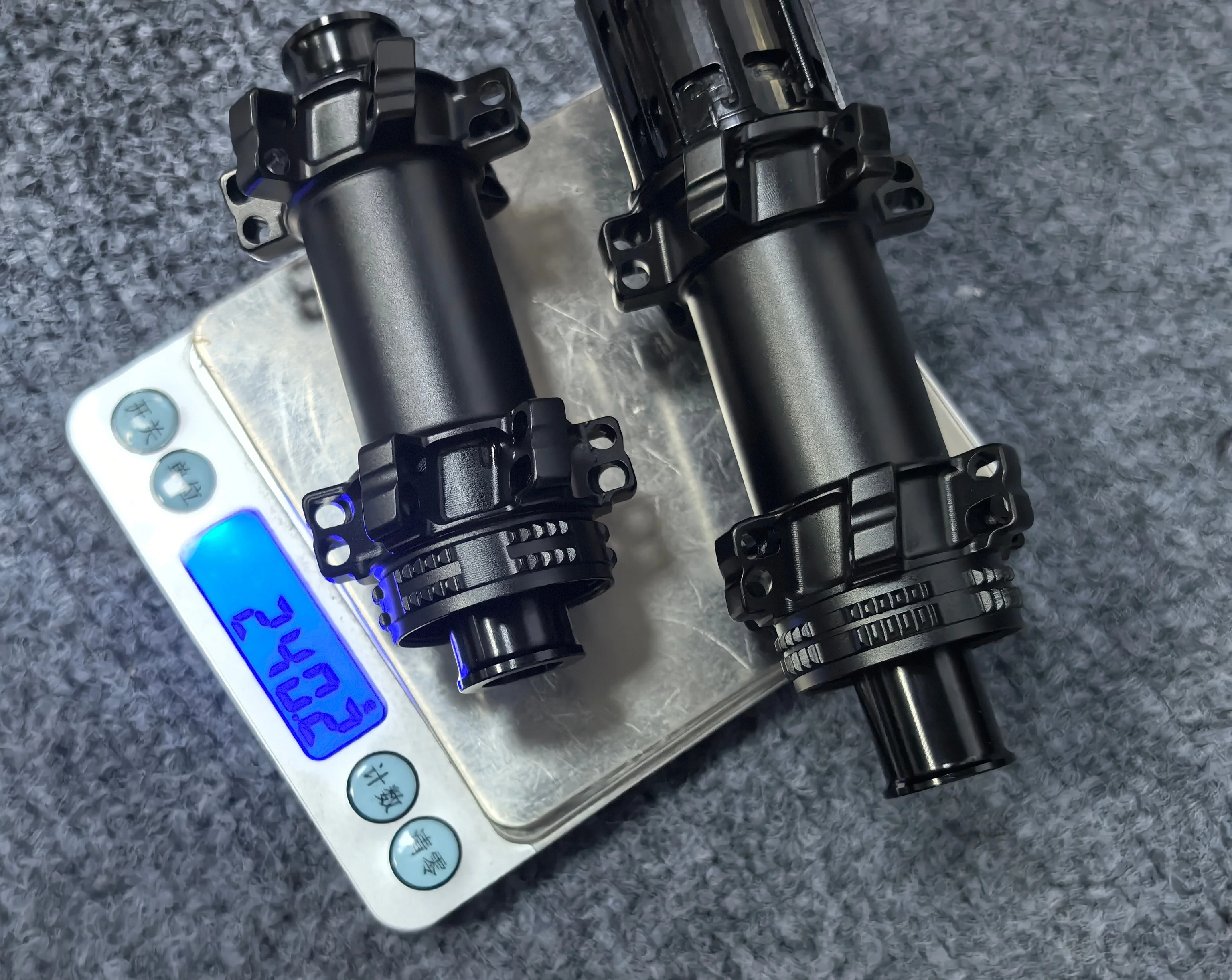 Фото Carbonbeam [CB232T] 36T Ratchet 24/24H Center Lock Straight Pull — втулки для шоссейных и гравийных велосипедов с карбоновыми спицами, совместимые с HG, XD, MS. №2
