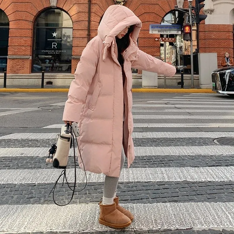 Розовое пуховое пальто с капюшоном средней длины новый стиль 2023 Wang Lili такая же