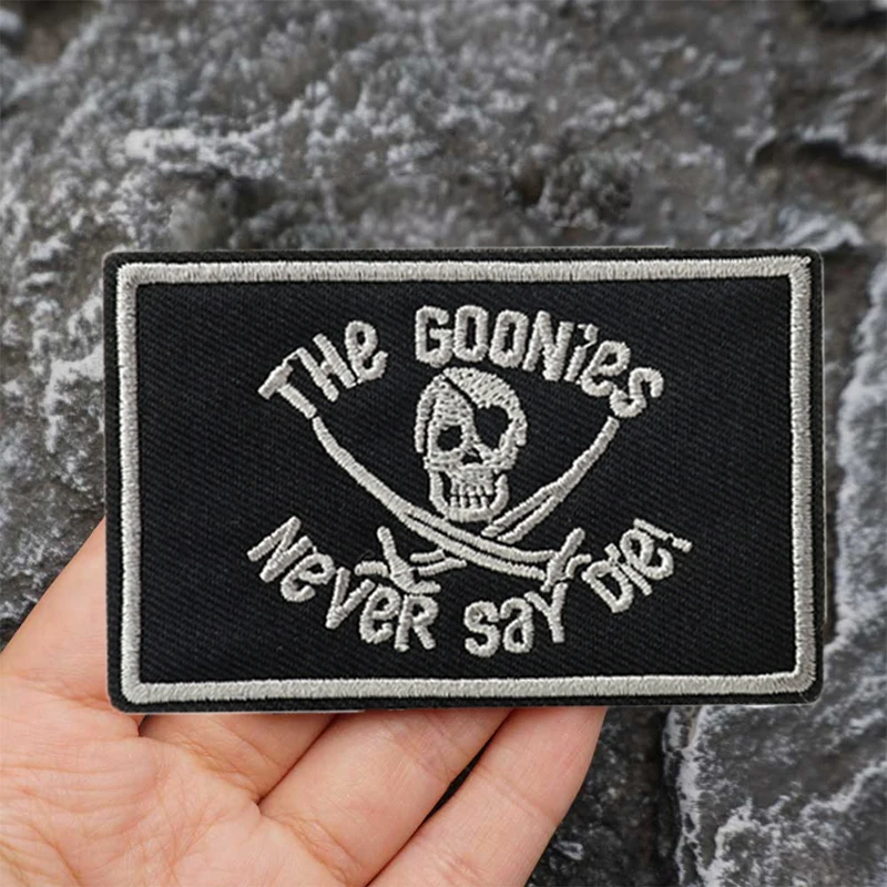 Фото Вышитая нашивка THE GOONIES NEVER SAY DIE с рамкой merrow, пришитая аппликация для одежды и аксессуаров, новинка 2025 г. №2