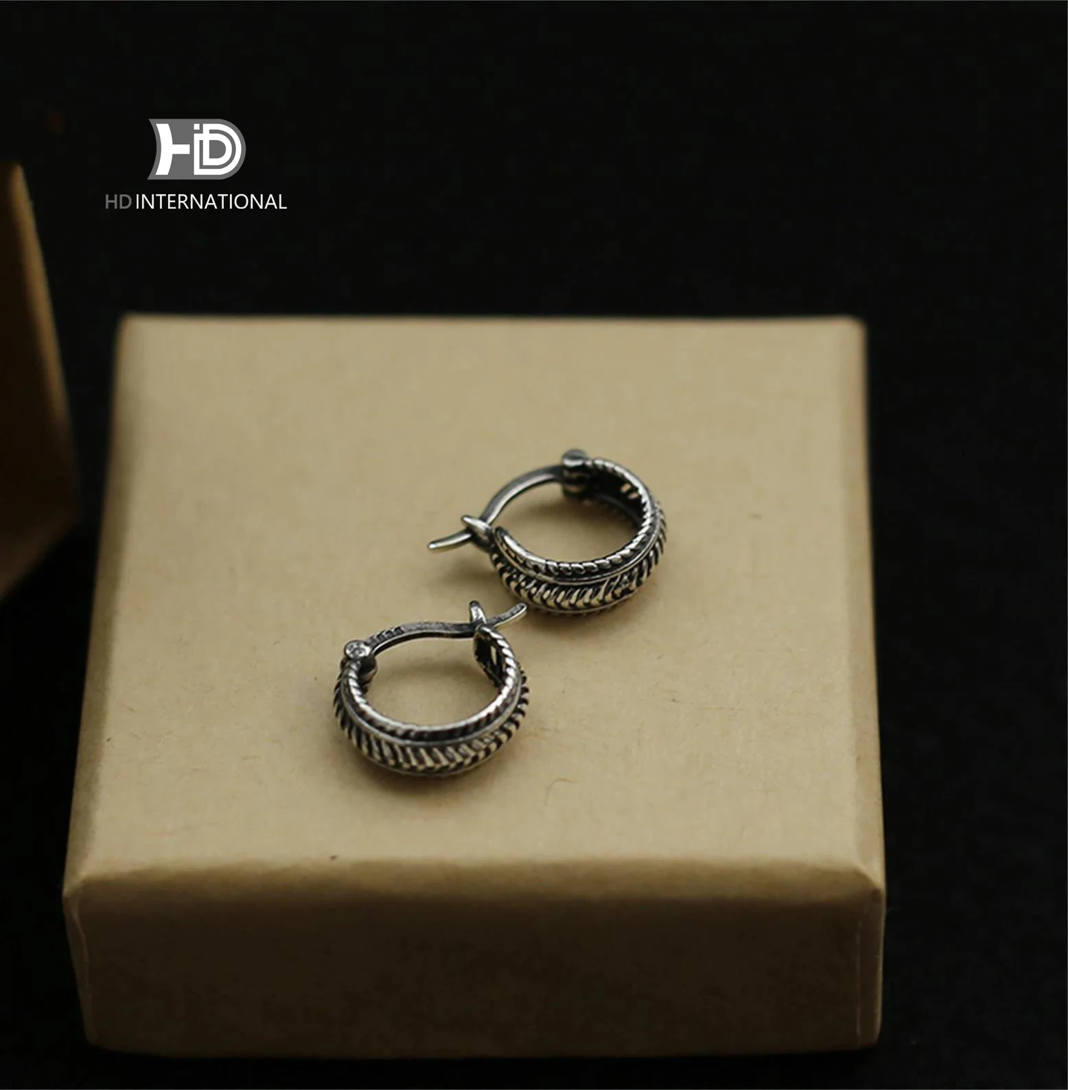 Пара белых сережек-гвоздиков 925 Винтажные белые серьги ручной работы изогнутые