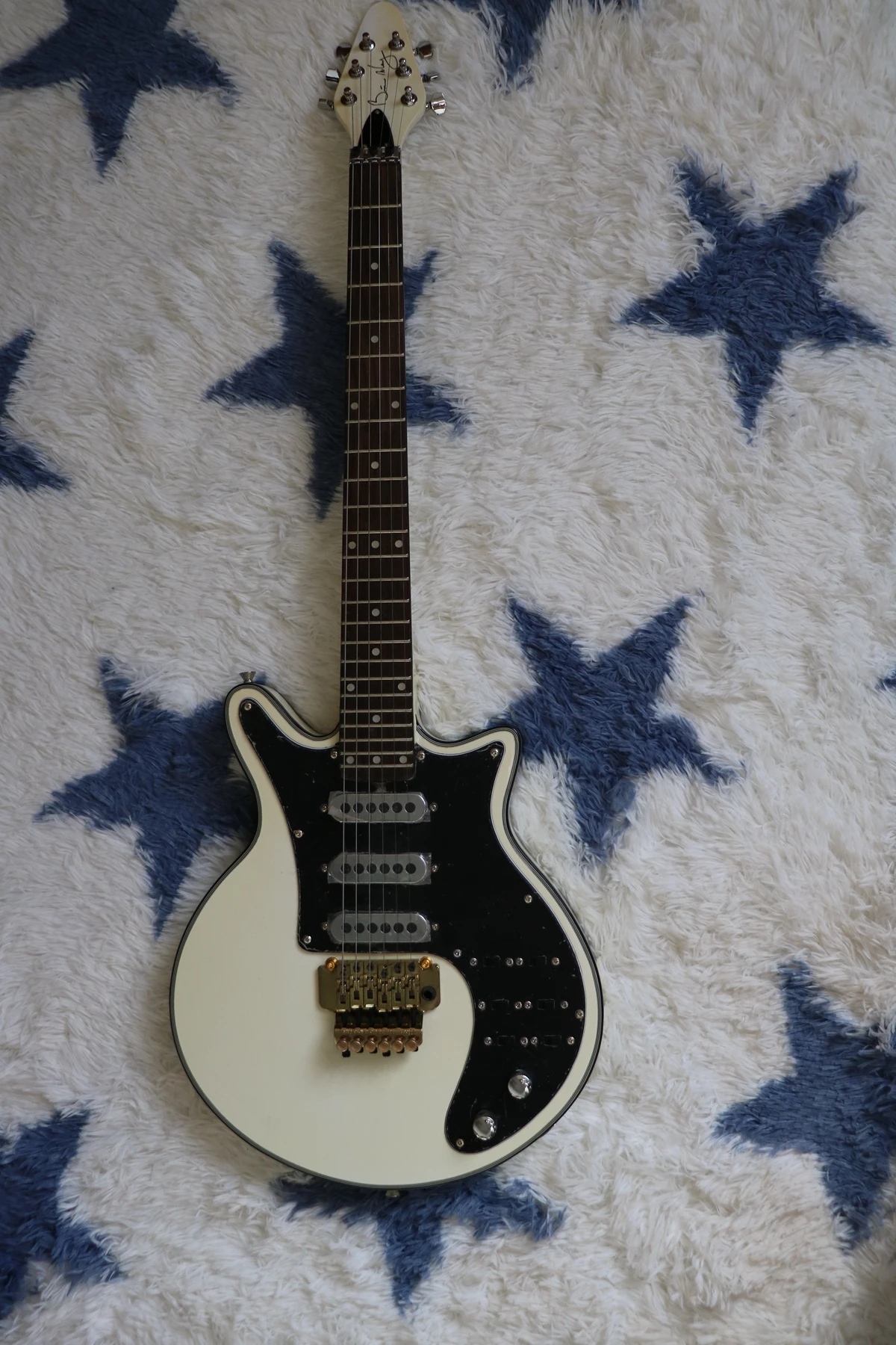 

Black and white electric guitar, high-end pickup, rose wood fingerboard, physical photography