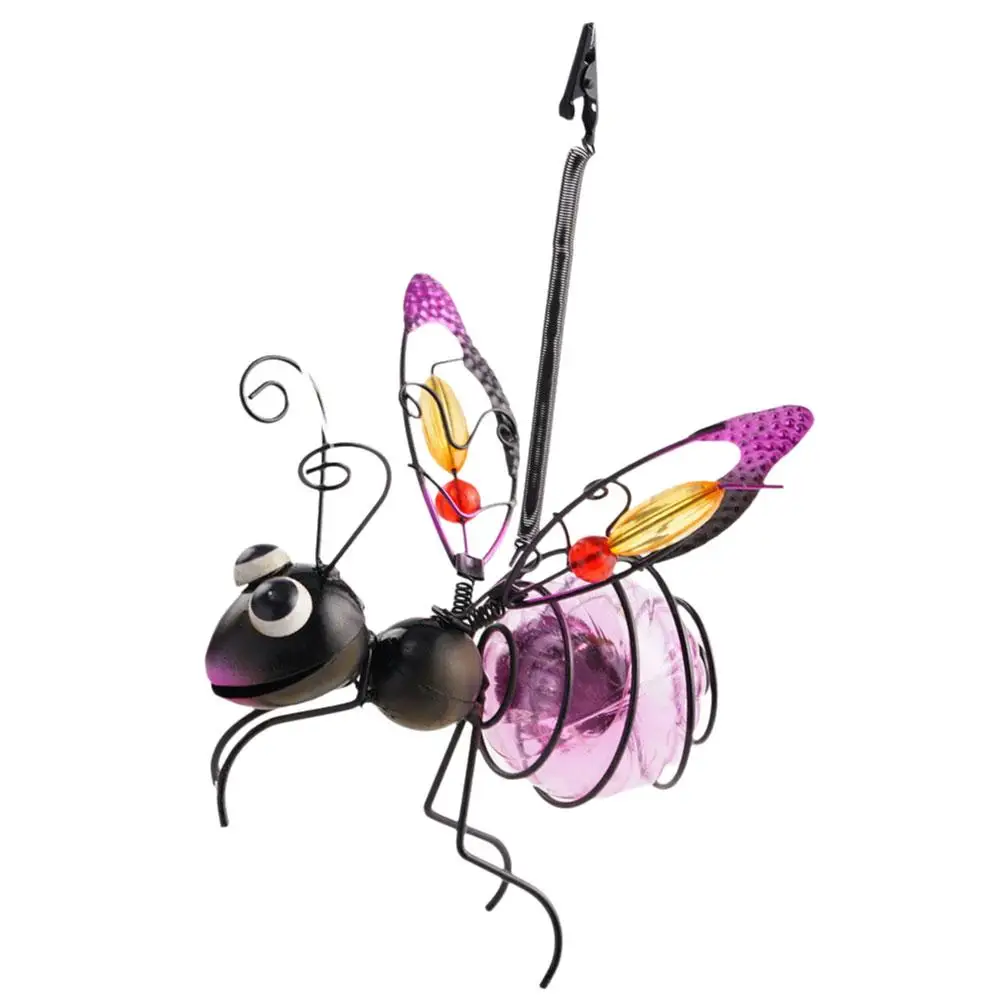 Железная статуя насекомых на солнечной панели искусственные элементы