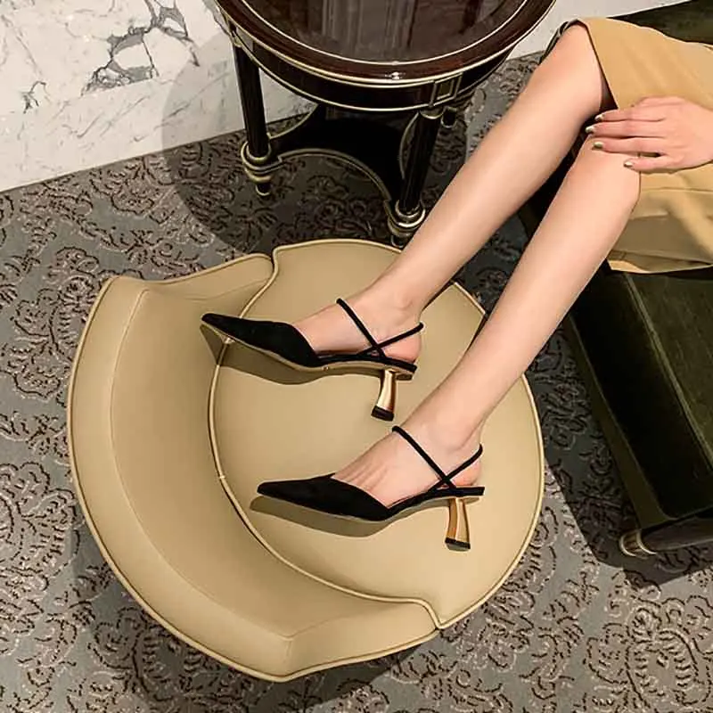 

Босоножки женские замшевые, заостренный носок, высокий каблук, матовый металлический каблук, пикантные тонкие туфли, чёрные