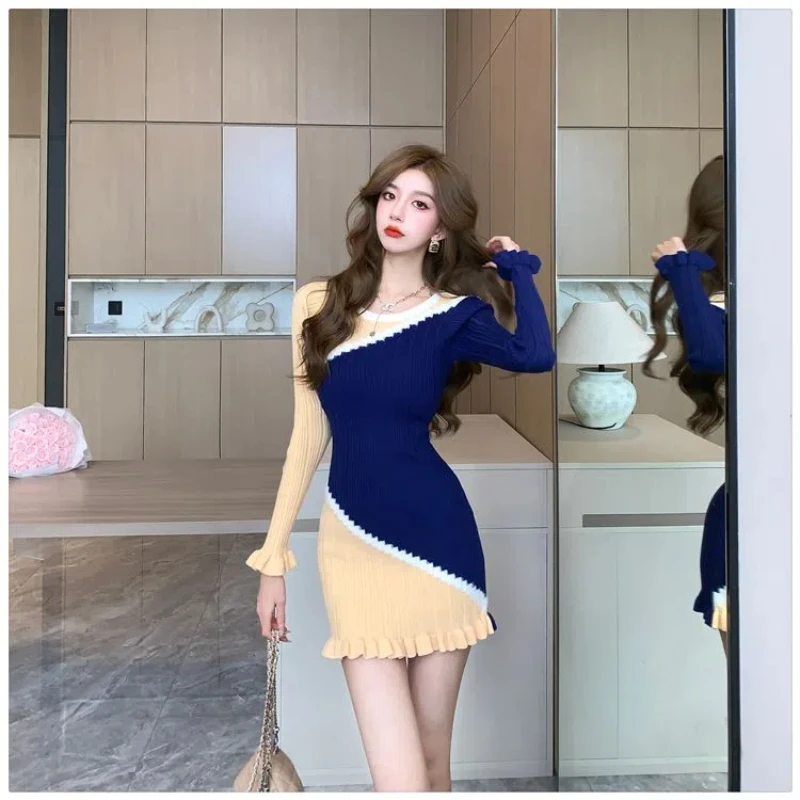 Осеннее трикотажное платье контрастной расцветки с длинными рукавами для