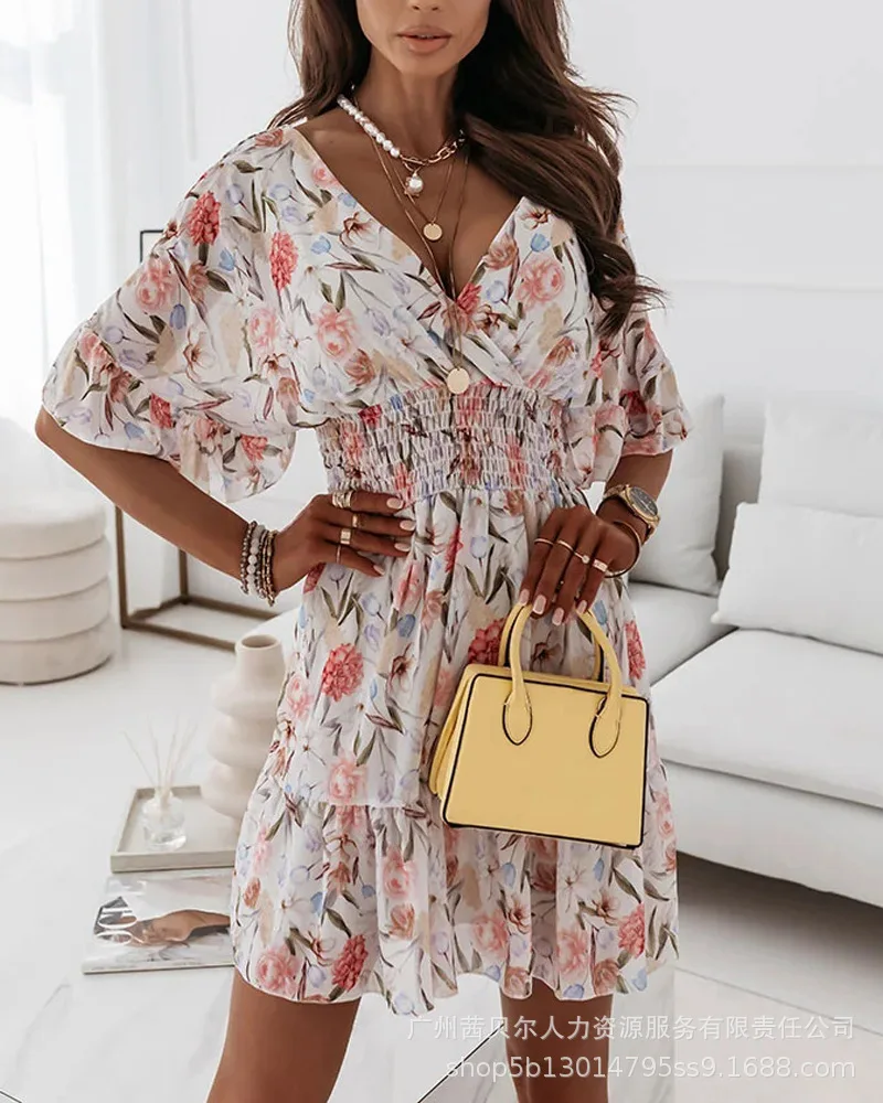 

Женское платье с цветочным принтом, коротким рукавом и V-образным вырезом