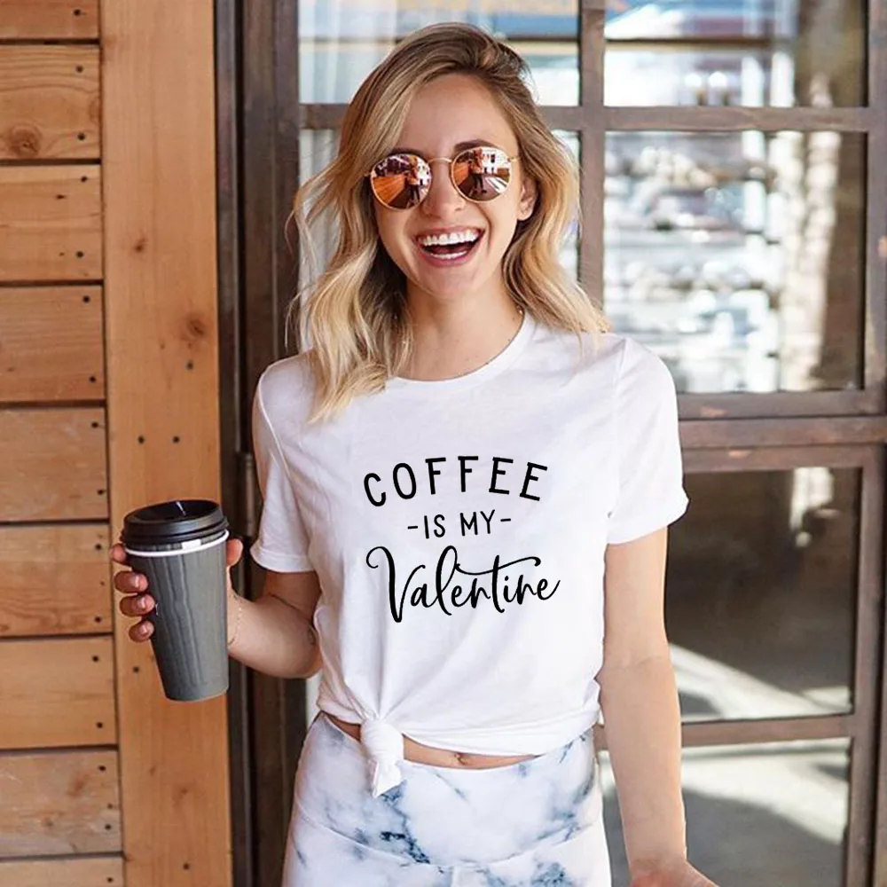

Новое поступление, женские футболки кофейного цвета с принтом на День святого Валентина, Забавные футболки для пар, уличная одежда для женщ...