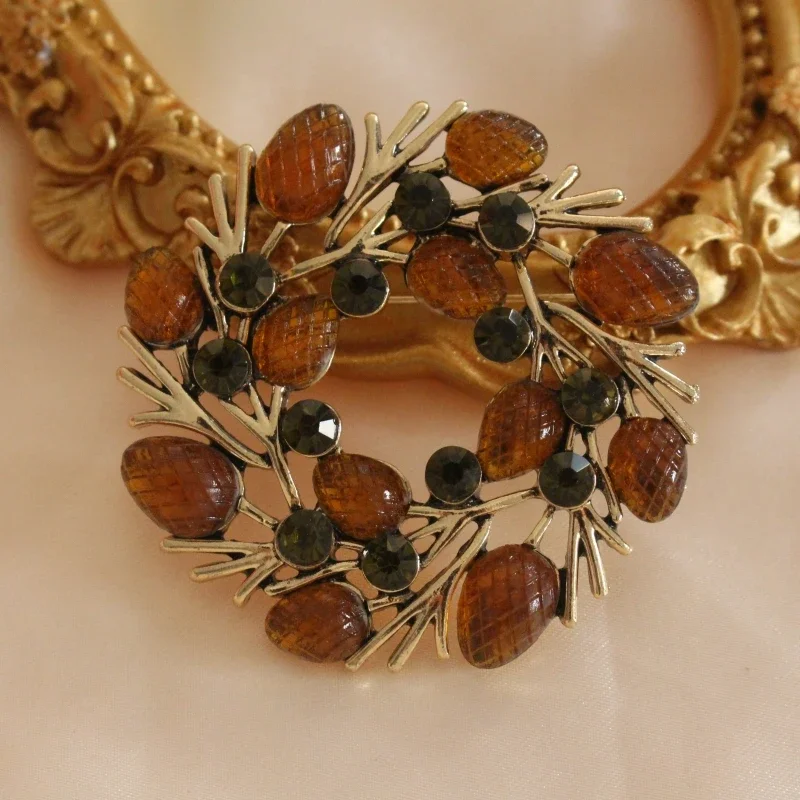 

Vintage Sen Style Golden Fruit Wreath Brooch Persimmon Ruyi Fashionable Temperament Badge Men/ Women's Suit Clothing Accessories