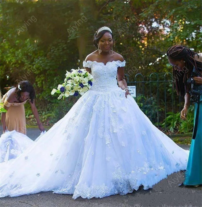 

Modern Off the Shoulder Black Girl Lace Appliques Bruidsjurken Plus Size Cathedral Train Ballgown Puffy Wedding Dresses