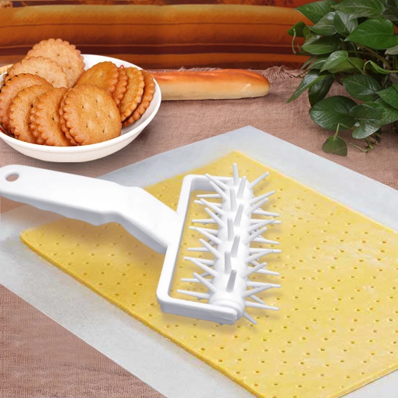 

Creative Baking Tool Punching Dough Roller Pizza Cracker Bread Hole Filling Needle Roller Plastic Wheel DIY Kitchen Accessories