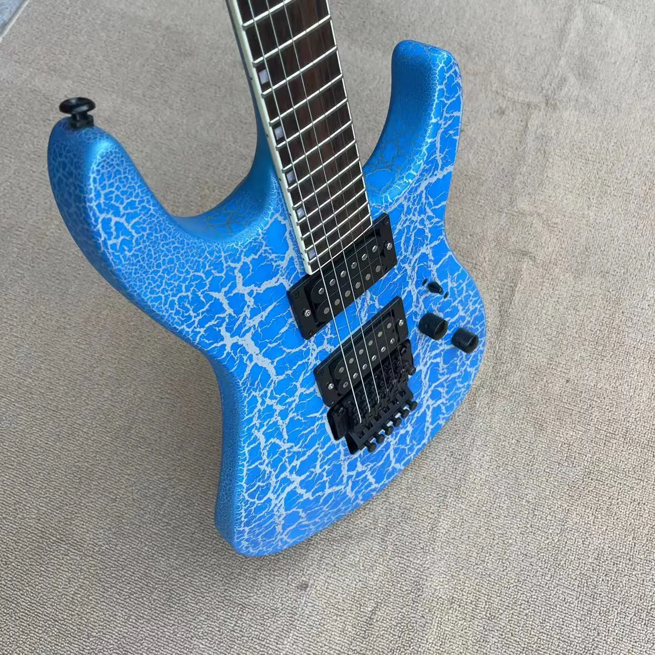 

6-string integrated electric guitar, sky blue popping pattern body, rose wood fingerboard 24F, open pickup, tremolo pull string