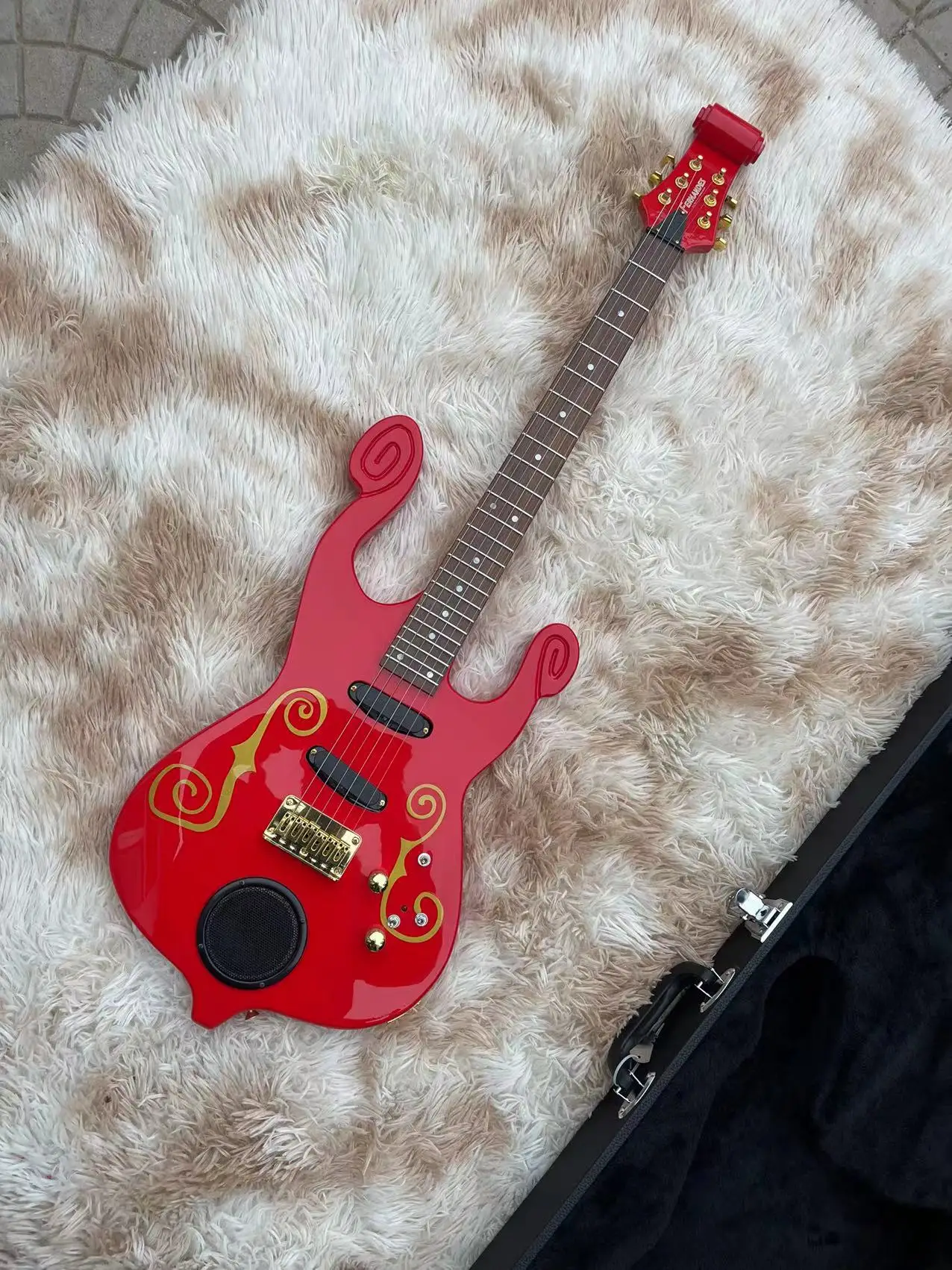 

Электрогитара в китайском стиле с разрезом, Красная гитара, высокая и блестящая, головка прокрутки, реальные фотографии доставки, бесплатная доставка для дома, резерв