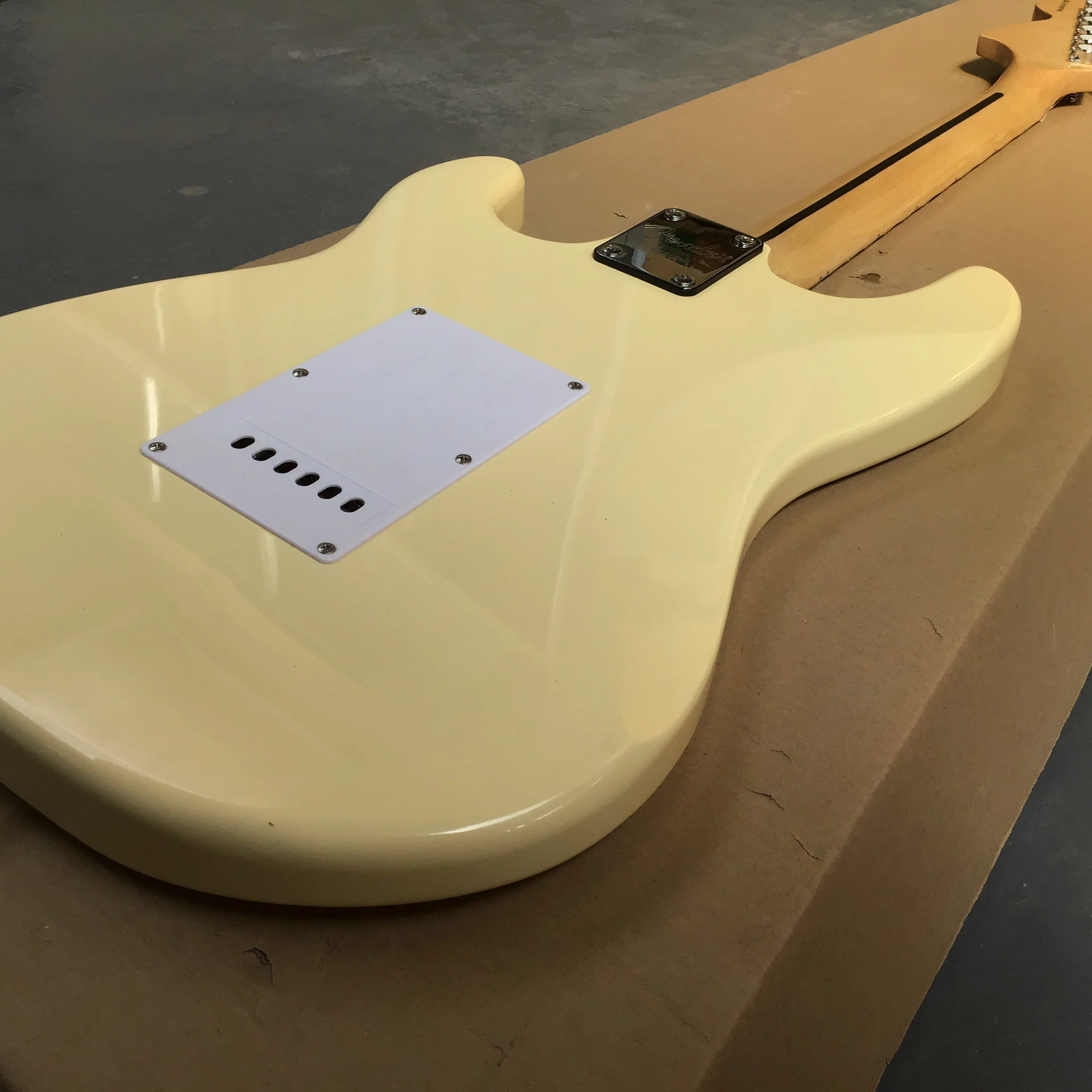 Фабричная стандартная электрическая гитара желтая красное дерево цвет красного